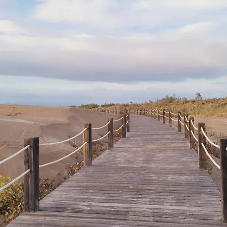 Panoramic Sunset Delta Apartment *